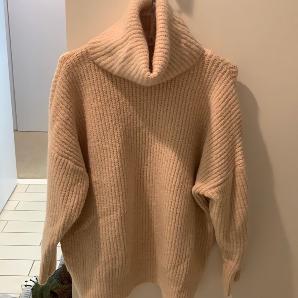 WORN ONCE FOREVER 21 TURTLE NECK